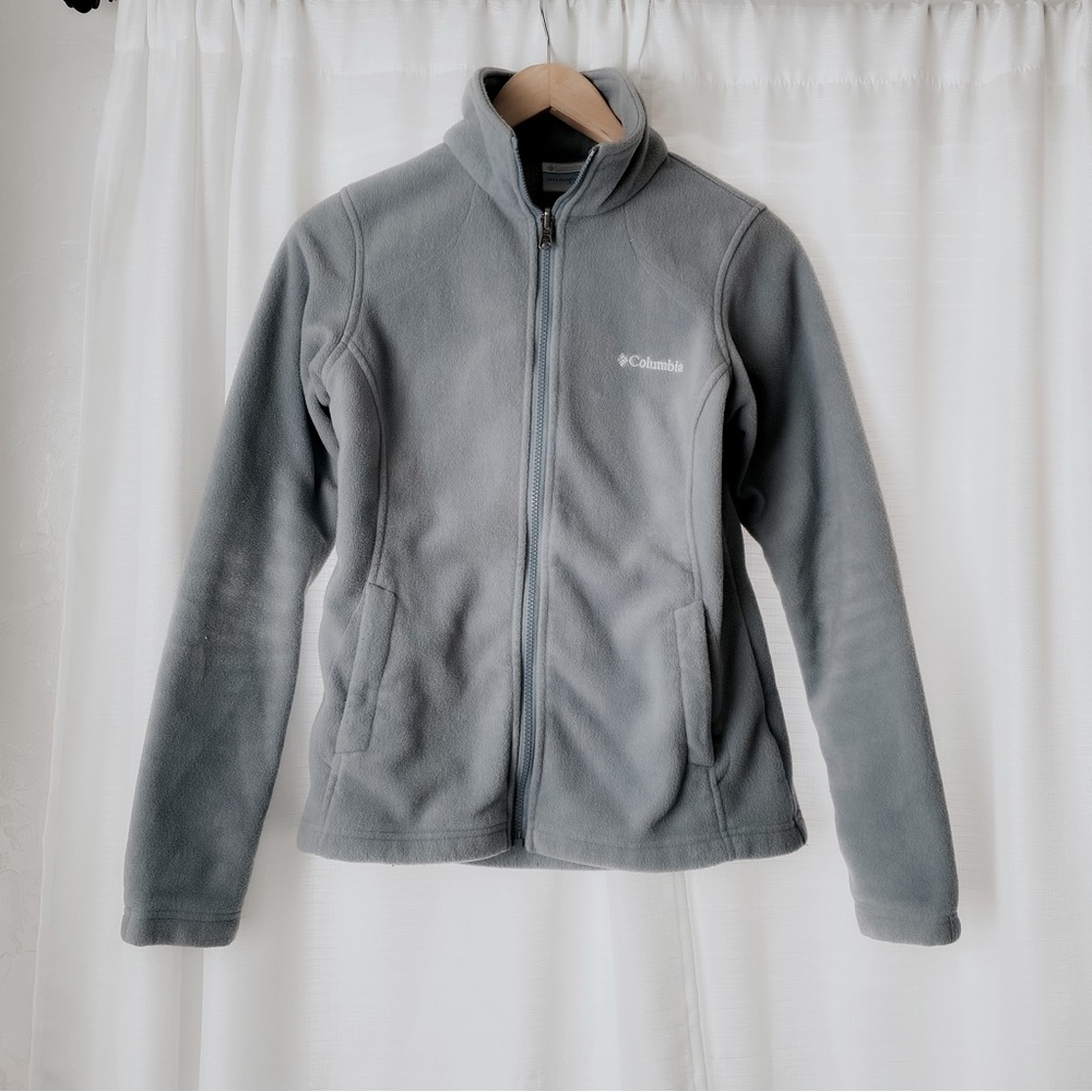 Columbia Women’s long sleeve fleece light blue zip up jacket. Medium